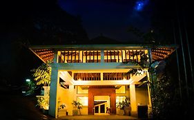 Hill Top Hotel Kandy 3*